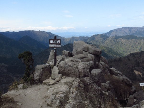 重ね岩